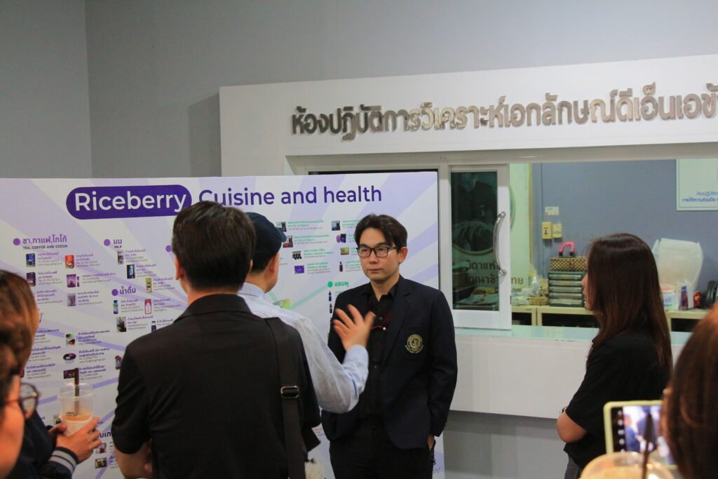 วันที่ 17 มีนาคม 2569 รองศาสตราจารย์ ดร.ศิวเรศ อารีกิจ ผู้อำนวยการศูนย์วิทยาศาสตร์ข้าว ให้การต้อนรับคณะนักวิจัยและผู้เชี่ยวชาญจาก Korea Rur…