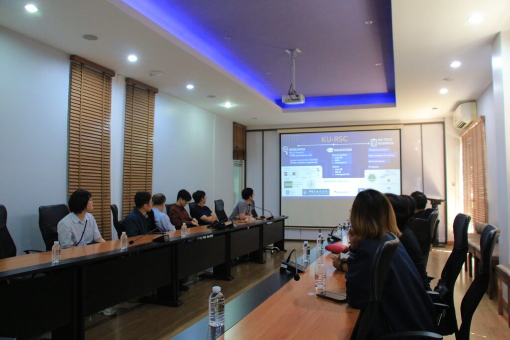วันที่ 17 มีนาคม 2569 รองศาสตราจารย์ ดร.ศิวเรศ อารีกิจ ผู้อำนวยการศูนย์วิทยาศาสตร์ข้าว ให้การต้อนรับคณะนักวิจัยและผู้เชี่ยวชาญจาก Korea Rur…