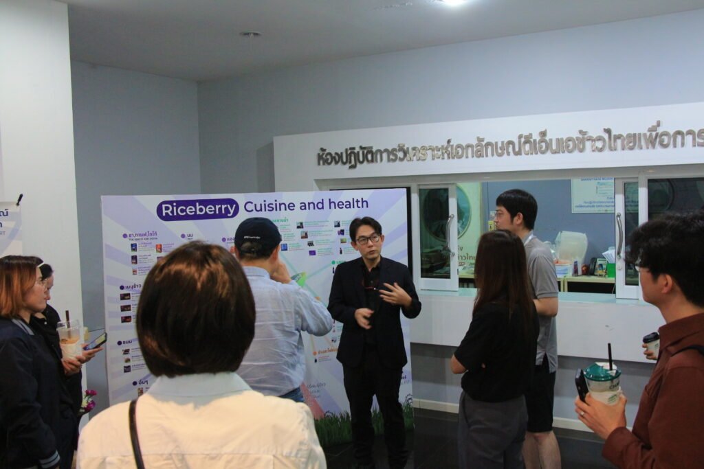 วันที่ 17 มีนาคม 2569 รองศาสตราจารย์ ดร.ศิวเรศ อารีกิจ ผู้อำนวยการศูนย์วิทยาศาสตร์ข้าว ให้การต้อนรับคณะนักวิจัยและผู้เชี่ยวชาญจาก Korea Rur…