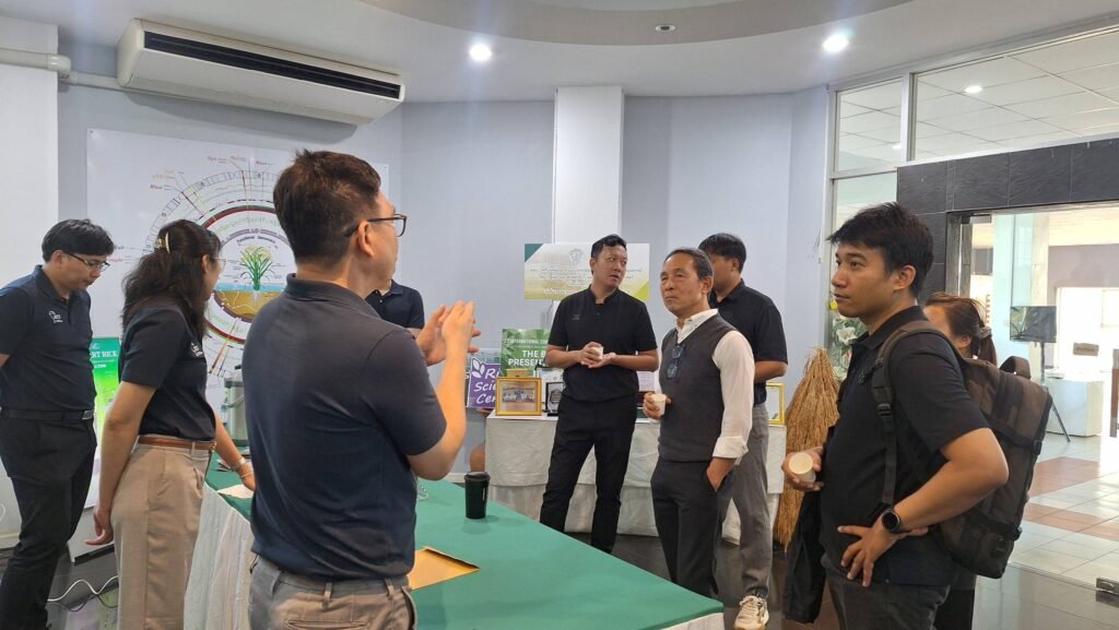 วันที่ 6 พฤษภาคม 2569 ศาสตราจารย์ ดร.อภิชาติ วรรณวิจิตร ที่ปรึกษาอาวุโส ศูนย์วิทยาศาสตร์ข้าว ให้การต้อนรับคณะผู้เข้าร่วมกิจกรรมเยี่ยมชมและส…