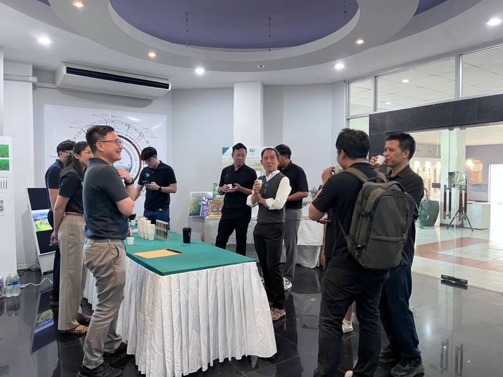 วันที่ 6 พฤษภาคม 2569 ศาสตราจารย์ ดร.อภิชาติ วรรณวิจิตร ที่ปรึกษาอาวุโส ศูนย์วิทยาศาสตร์ข้าว ให้การต้อนรับคณะผู้เข้าร่วมกิจกรรมเยี่ยมชมและส…