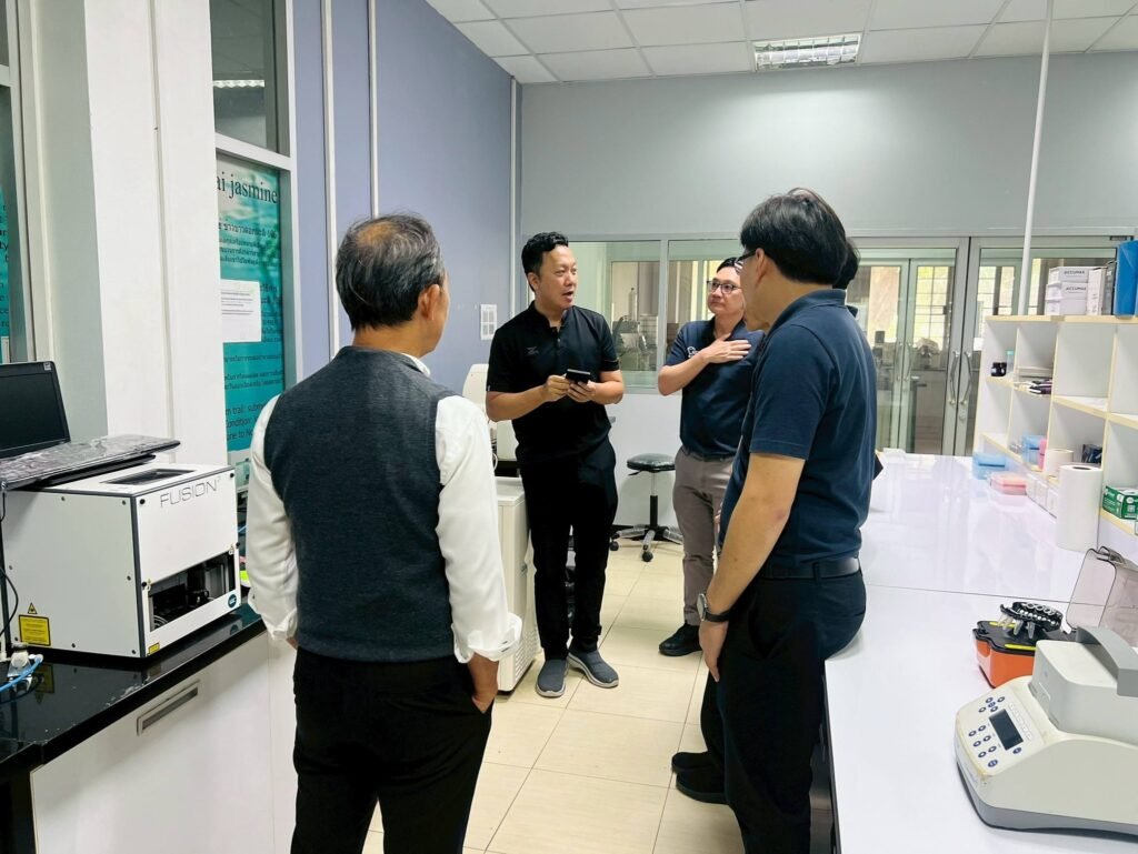 วันที่ 6 พฤษภาคม 2569 ศาสตราจารย์ ดร.อภิชาติ วรรณวิจิตร ที่ปรึกษาอาวุโส ศูนย์วิทยาศาสตร์ข้าว ให้การต้อนรับคณะผู้เข้าร่วมกิจกรรมเยี่ยมชมและส…