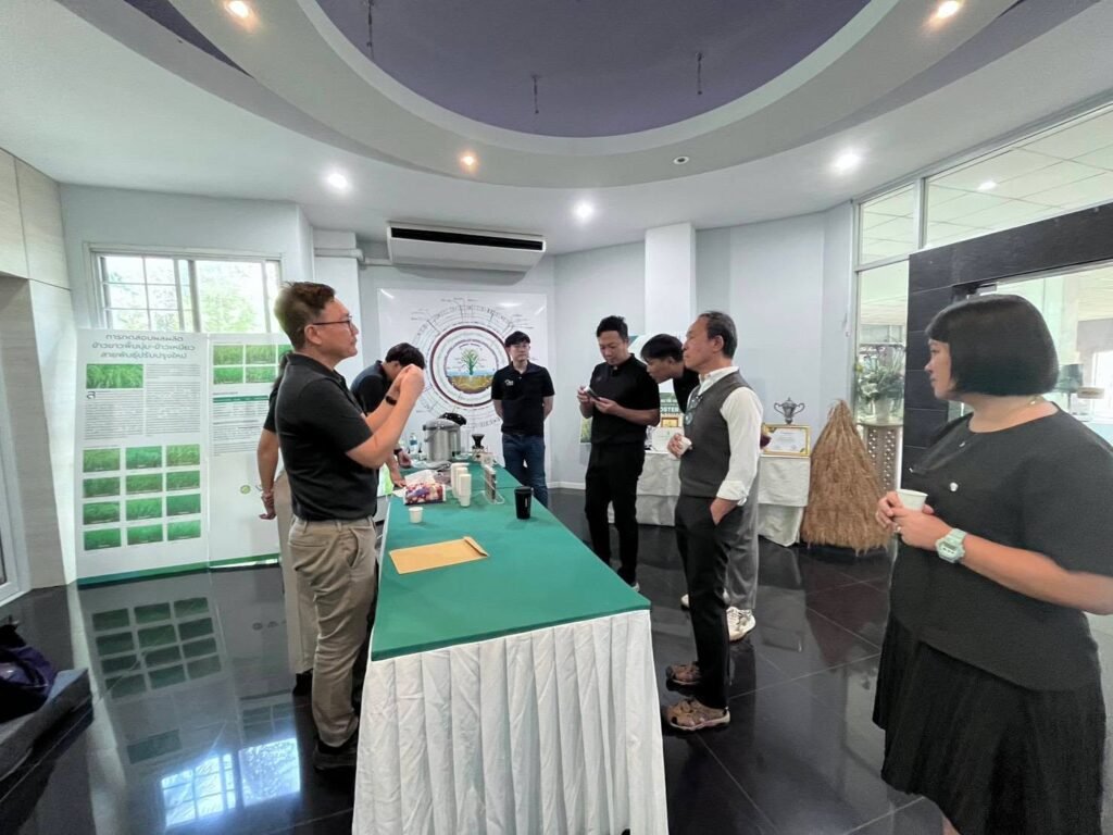 วันที่ 6 พฤษภาคม 2569 ศาสตราจารย์ ดร.อภิชาติ วรรณวิจิตร ที่ปรึกษาอาวุโส ศูนย์วิทยาศาสตร์ข้าว ให้การต้อนรับคณะผู้เข้าร่วมกิจกรรมเยี่ยมชมและส…