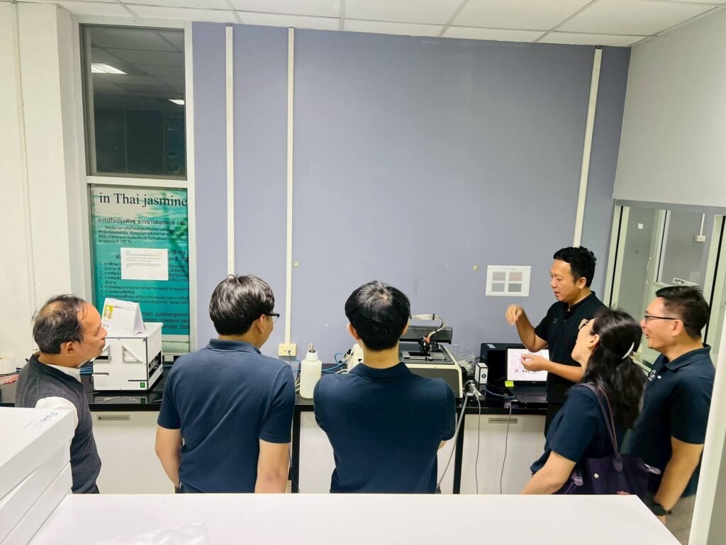วันที่ 6 พฤษภาคม 2569 ศาสตราจารย์ ดร.อภิชาติ วรรณวิจิตร ที่ปรึกษาอาวุโส ศูนย์วิทยาศาสตร์ข้าว ให้การต้อนรับคณะผู้เข้าร่วมกิจกรรมเยี่ยมชมและส…