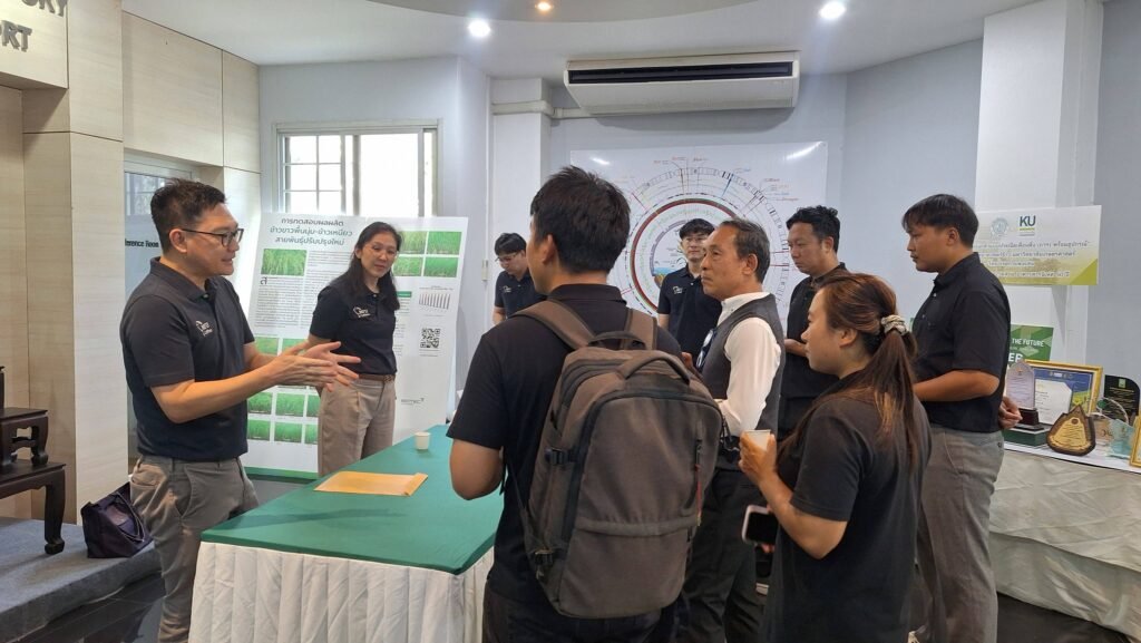 วันที่ 6 พฤษภาคม 2569 ศาสตราจารย์ ดร.อภิชาติ วรรณวิจิตร ที่ปรึกษาอาวุโส ศูนย์วิทยาศาสตร์ข้าว ให้การต้อนรับคณะผู้เข้าร่วมกิจกรรมเยี่ยมชมและส…