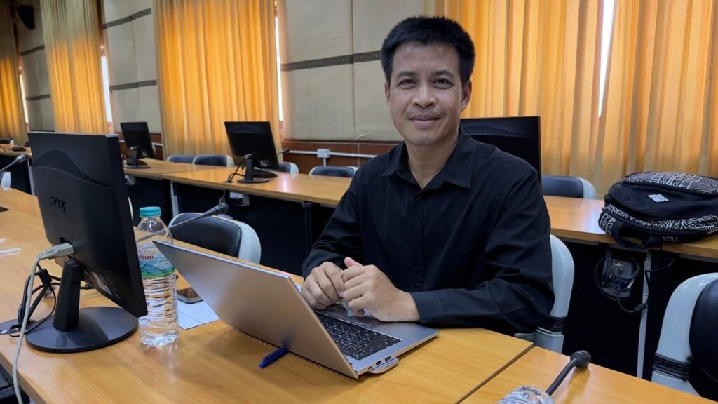 วันที่ 25 มิถุนายน 2569 รองศาสตราจารย์ ดร.ศิวเรศ อารีกิจ ผู้อำนวยการศูนย์วิทยาศาสตร์ข้าว และนายสุมน ห้อยมาลา นักวิชาการเกษตรประจำศูนย์วิทยา…