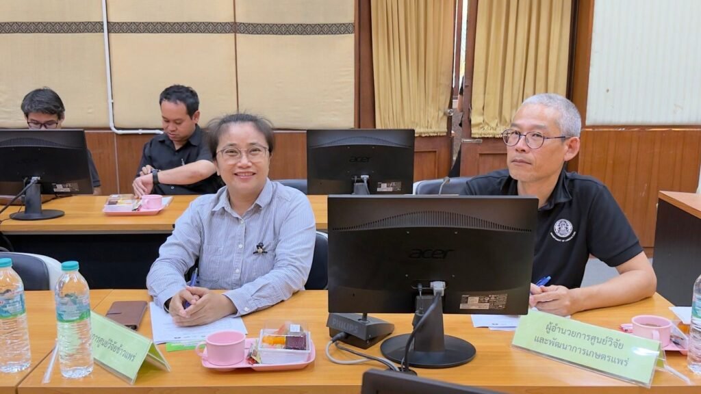 วันที่ 25 มิถุนายน 2569 รองศาสตราจารย์ ดร.ศิวเรศ อารีกิจ ผู้อำนวยการศูนย์วิทยาศาสตร์ข้าว และนายสุมน ห้อยมาลา นักวิชาการเกษตรประจำศูนย์วิทยา…