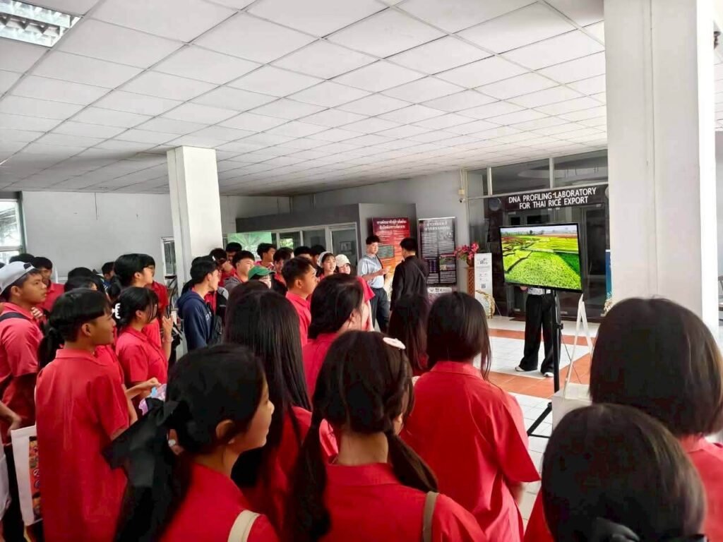วันที่ 19 กรกฎาคม 2569 นายสุมน ห้อยมาลา นักวิชาการเกษตรประจำศูนย์วิทยาศาสตร์ข้าว มหาวิทยาลัยเกษตรศาสตร์ วิทยาเขตกำแพงแสน ให้การต้อนรับคณะคร…