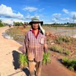 "ผู้บริหารจัดการผืนดิน …. ที่ไม่ได้ทำงานในห้องแอร์  ต้นกล้าในมือคือการลงทุนที่สร้างชีวิต และรอยเปื้อนโคลนคือชุดทำงานของนักปฏิบัติการตัวจริง…