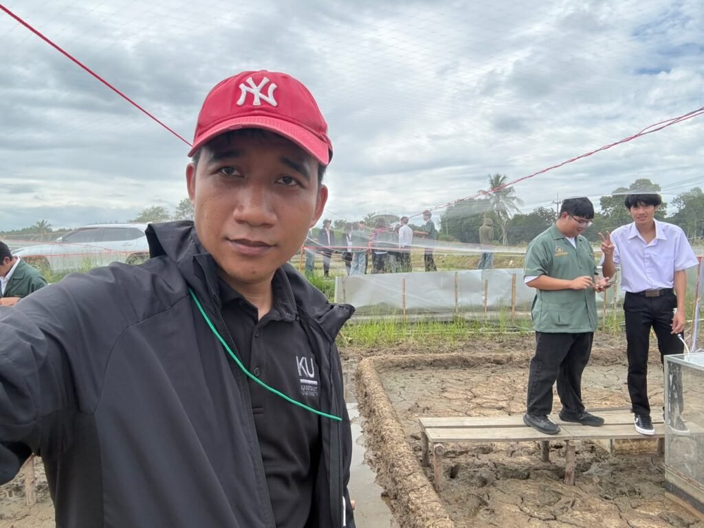ศูนย์วิทยาศาสตร์ข้าวต้อนรับนิสิตวิศวกรรมชลประทาน มก.กพส. ลงพื้นที่ศึกษาเทคนิคการเก็บก๊าซเรือนกระจกในนาข้าว