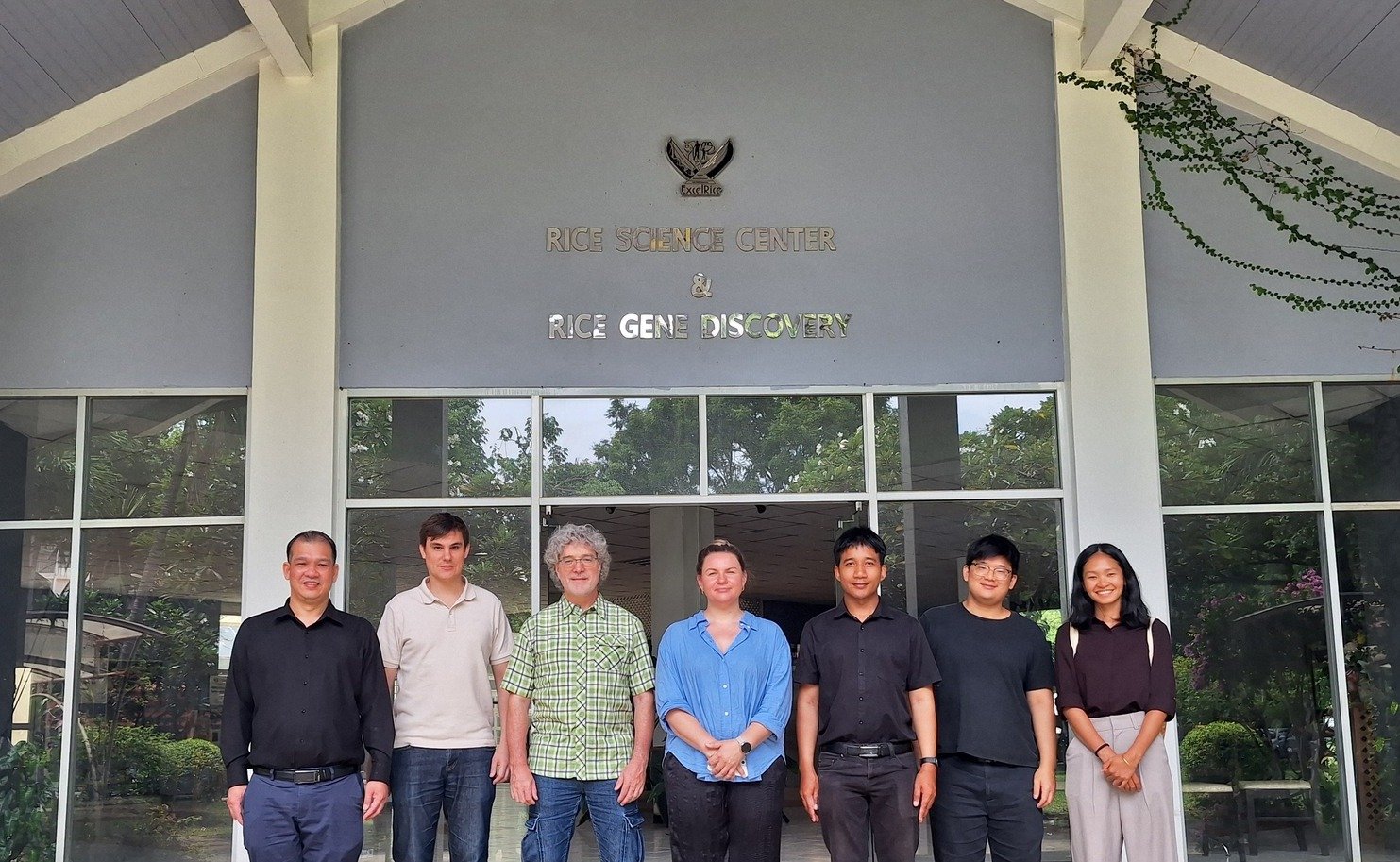 ศูนย์วิทยาศาสตร์ข้าว มก. กพส. ให้การต้อนรับคณะผู้แทนจาก FIA และ IRRI ความร่วมมือด้านการวิจัยข้าว