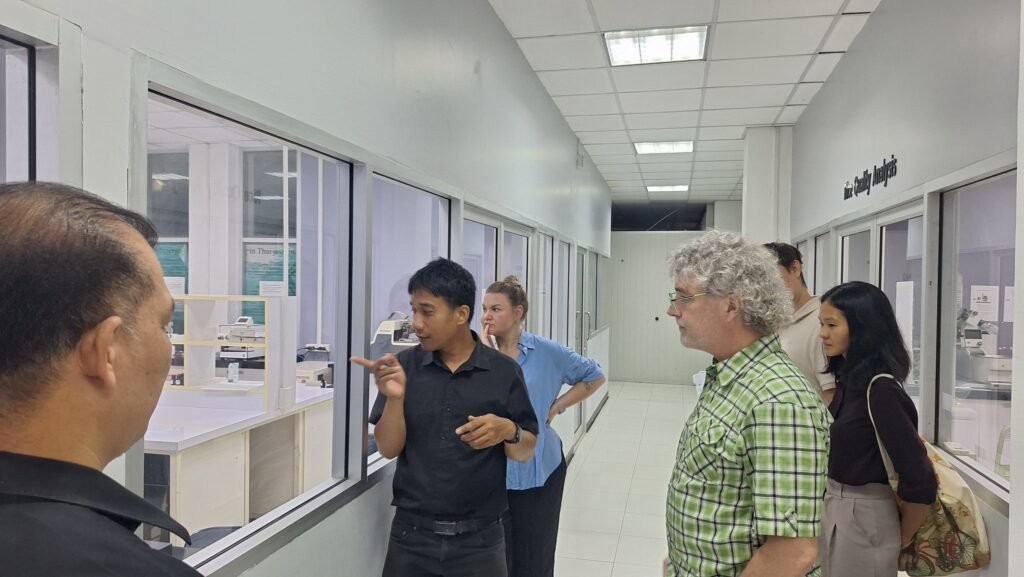 ศูนย์วิทยาศาสตร์ข้าว มก. กพส. ให้การต้อนรับคณะผู้แทนจาก FIA และ IRRI ความร่วมมือด้านการวิจัยข้าว