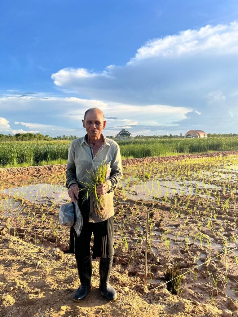 "ผู้บริหารจัดการผืนดิน …. ที่ไม่ได้ทำงานในห้องแอร์ ต้นกล้าในมือคือการลงทุนที่สร้างชีวิต และรอยเปื้อนโคลนคือชุดทำงานของนักปฏิบัติการตัวจริง…