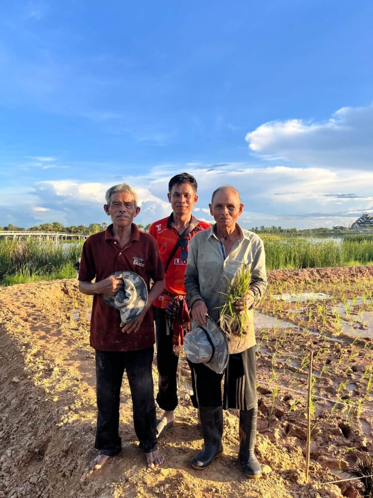 "ผู้บริหารจัดการผืนดิน …. ที่ไม่ได้ทำงานในห้องแอร์ ต้นกล้าในมือคือการลงทุนที่สร้างชีวิต และรอยเปื้อนโคลนคือชุดทำงานของนักปฏิบัติการตัวจริง…