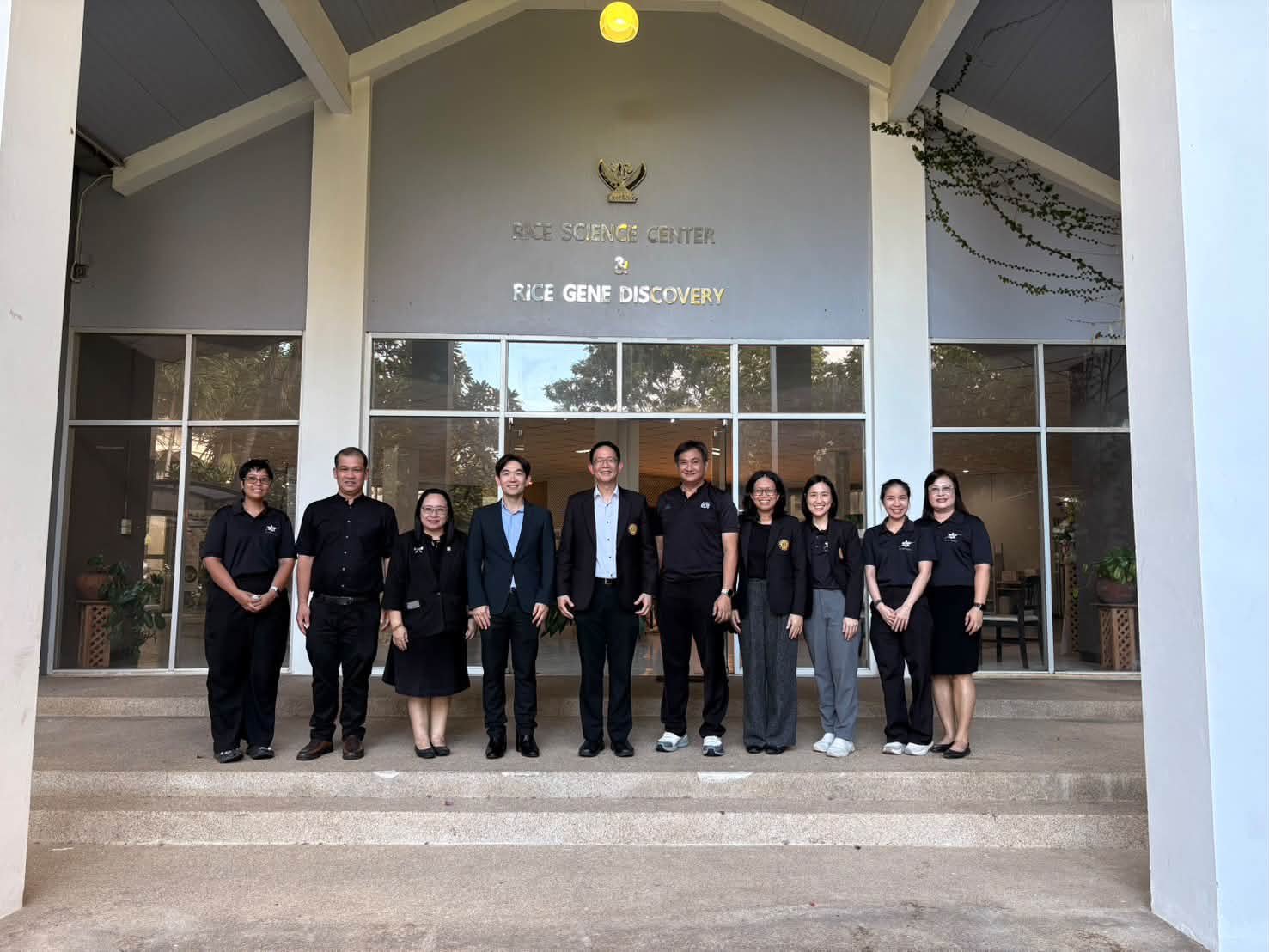 ผู้บริหารมหาวิทยาลัยเกษตรศาสตร์ เยี่ยมชมศูนย์วิทยาศาสตร์ข้าว หารือทิศทางการวิจัยเชิงยุทธศาสตร์