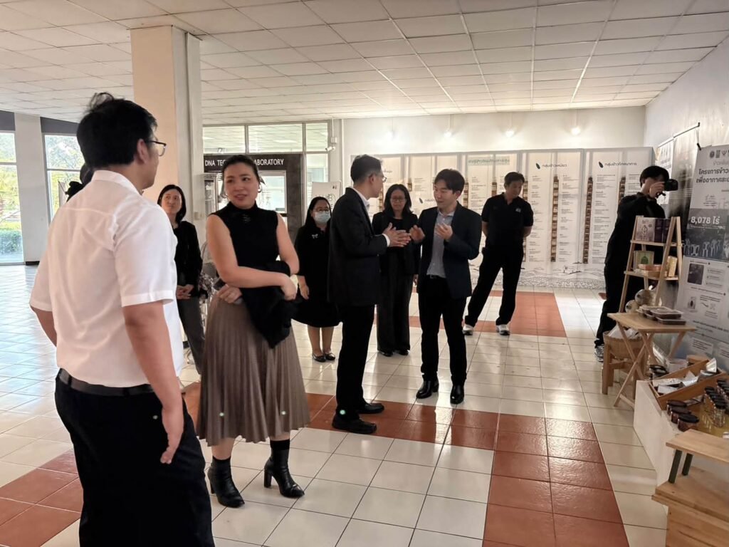 ผู้บริหารมหาวิทยาลัยเกษตรศาสตร์ เยี่ยมชมศูนย์วิทยาศาสตร์ข้าว หารือทิศทางการวิจัยเชิงยุทธศาสตร์